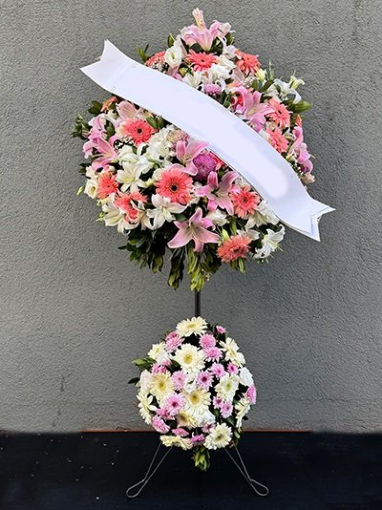 Pembe Çiçeklerden Ayaklı Ferforje