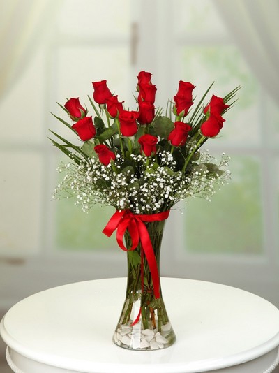 Cam Vazoda 15 Kırmızı Gül